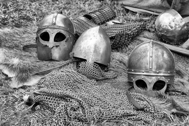 Sumber foto: https://www.pexels.com/id-id/foto/fotografi-grayscale-dari-chainmail-dan-helm-di-darat-208674/