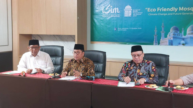 Dirjen Bimas Islam Kemenag Kamaruddin Amin (tenggah) memberikan keterangan terkait hasil capaian Kemenag selama 10 tahun Presiden Jokowi di Solo, Jawa Tengah, Selasa (1/9) malam. Foto: Dok. kumparan