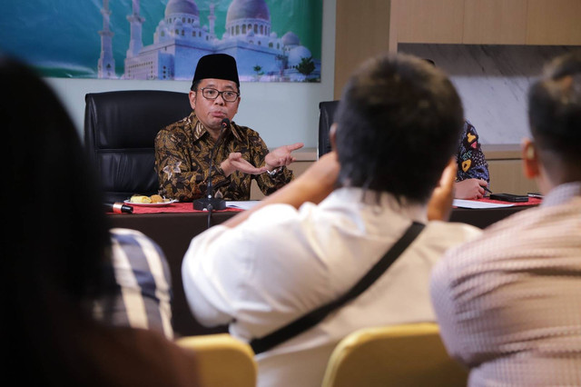 Dirjen Bimas Islam Kemenag Kamaruddin Amin (tengah) memberikan keterangan terkait hasil capaian Kemenag selama 10 tahun Presiden Jokowi di Solo, Jawa Tengah, Selasa (1/9) malam. Foto: Dok. kumparan