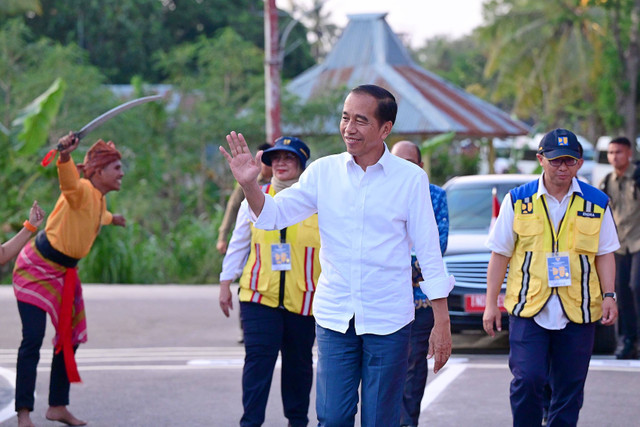 Presiden Joko Widodo meresmikan 27 ruas Inpres Jalan Daerah (IJD) dalam kunjungannya ke Nusa Tenggara Timur (NTT), Selasa (1/10). Foto: Dok. Muchlis Jr - Biro Pers Sekretariat Presiden