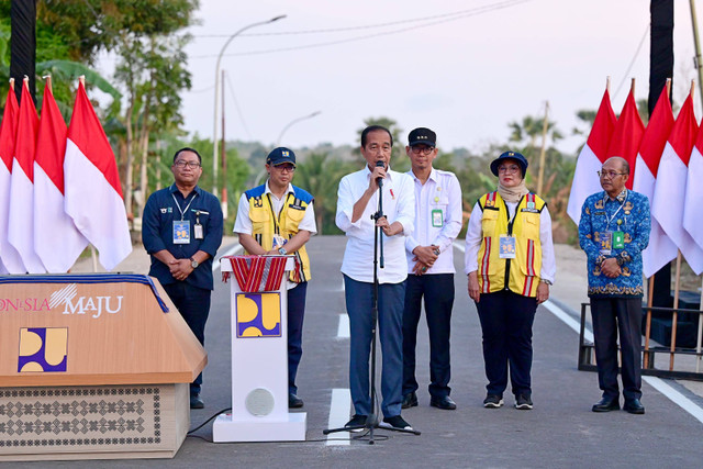 Presiden Joko Widodo meresmikan 27 ruas Inpres Jalan Daerah (IJD) dalam kunjungannya ke Nusa Tenggara Timur (NTT), Selasa (1/10). Foto: Dok. Muchlis Jr - Biro Pers Sekretariat Presiden