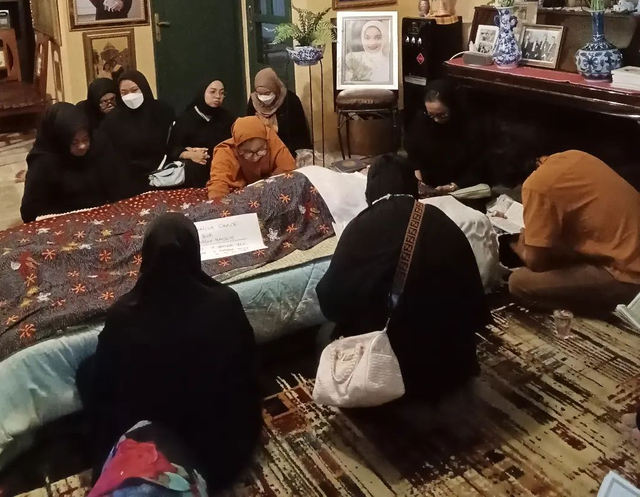 Suasana di rumah duka Marissa Haque. Foto: Instagram/bellafawzi_