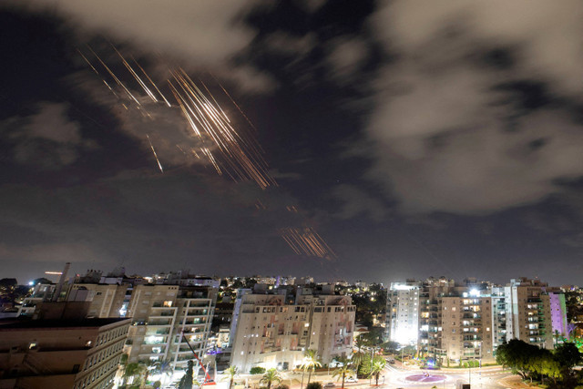 Sistem anti-rudal Iron Dome Israel mencegat roket setelah Iran menembakkan salvo rudal balistik, seperti yang terlihat dari Ashkelon, Israel, 1 Oktober 2024 Foto: Amir Cohen/REUTERS