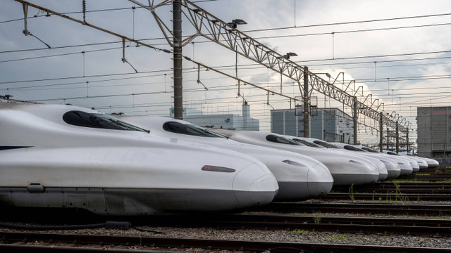 Kereta seri N700A dan N700S yang diparkir di depo Shinkansen JR Central di distrik Shinagawa, Tokyo. Foto: Philip FONG / AFP