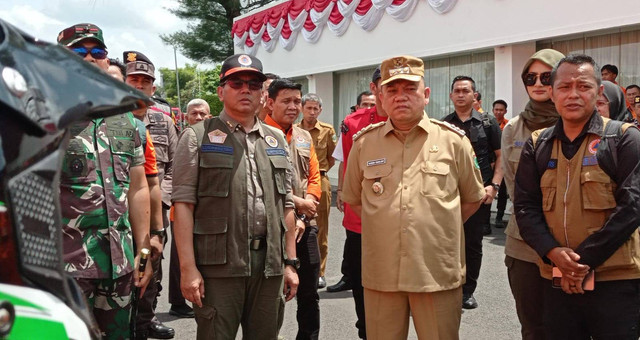 Deputi III Bidang Penanganan Darurat BNBP RI, Mayjen TNI Lukmansyah didampingi Pj Bupati Muba saat melihat peralatan penanggulangan Karhutla di Muba, Foto : Abdullah Toriq/Urban Id