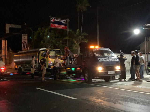 Polisi dan warga sekitar di TKP kecelakaan truk seruduk pasutri muda. Foto: Polres Bantul