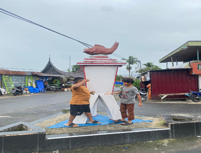 Gambar : Tugu Ikan Nagari Magek. Sumber : Doc. Pribadi