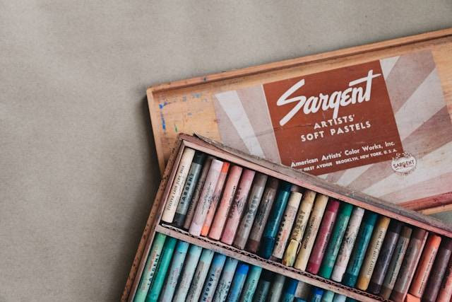 Ilustrasi Apa Kelemahan Crayon Oil Pastel dalam Seni Lukis? Unsplash/Kelly Sikkema