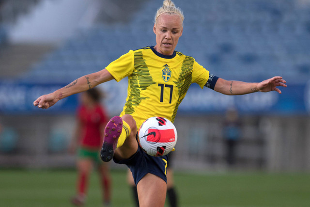 Gelandang Swedia Caroline Seger mengontrol bola selama pertandingan sepak bola internasional wanita Piala Algarve antara Portugal dan Swedia di stadion Algarve di Loule, dekat Faro, Portugal selatan, pada 20 Februari 2022. Foto: JORGE GUERRERO / AFP