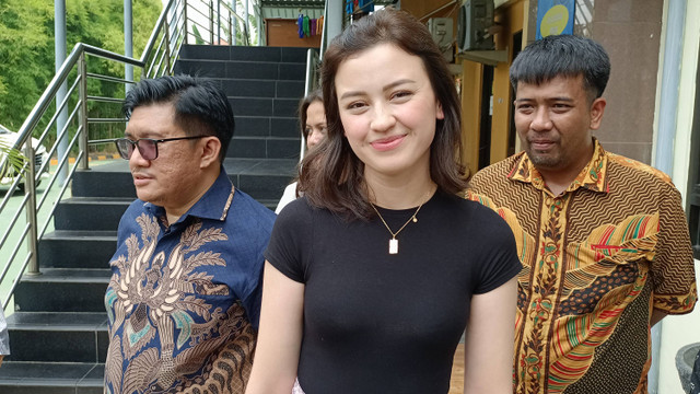 Kimberly Ryder menjawab pertanyaan wartawan usai jalani sidang cerai di pengadilan Agama Jakarta Pusat, Rabu (2/10). Foto: Aprilandika Pratama/kumparan