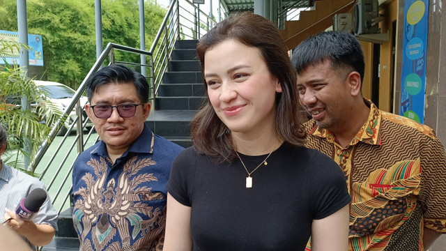 Kimberly Ryder menjawab pertanyaan wartawan usai jalani sidang cerai di pengadilan Agama Jakarta Pusat, Rabu (2/10). Foto: Aprilandika Pratama/kumparan