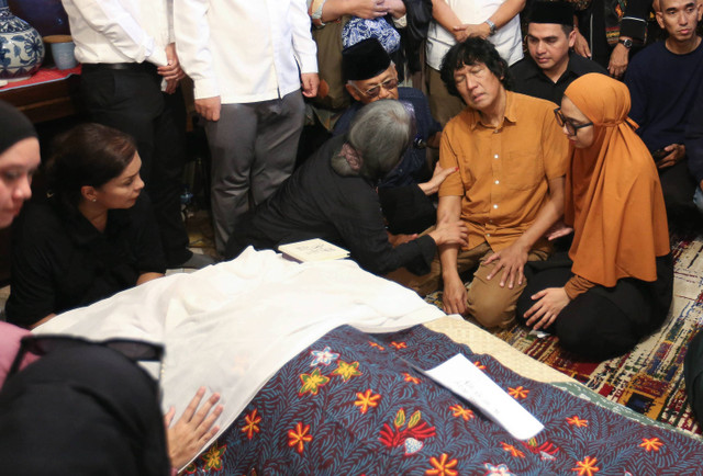 Musisi Ikang Fawzi berserta keluarga saat menemani jenazah istrinya Marissa Haque di kediaman di kawasan Tangerang Selatan, Rabu, (2/10/2024). Foto: Agus Apriyanto