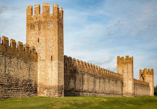 Benteng Pendem Cilacap. Foto Hanya Ilustrasi Bukan Tempat Sebenarnya. Sumber Foto: Unsplash.com/Edoardo Bortoli