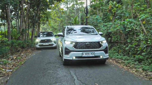 kumparan Eco Journey mencoba Kijang Innova Zenix HEV dan Yaris Cross. Foto: Dok.kumparan