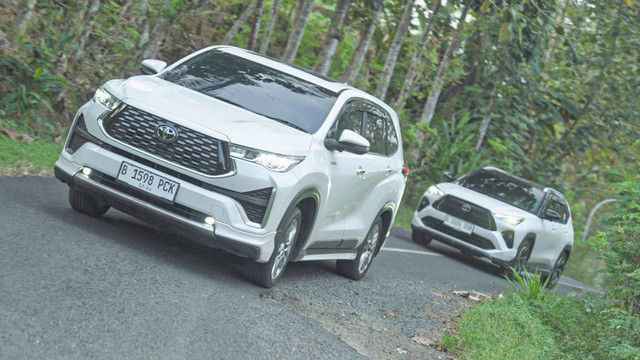 kumparan Eco Journey mencoba Kijang Innova Zenix HEV dan Yaris Cross. Foto: Dok.kumparan