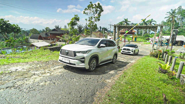 kumparan Eco Journey mencoba Kijang Innova Zenix HEV dan Yaris Cross. Foto: Dok.kumparan