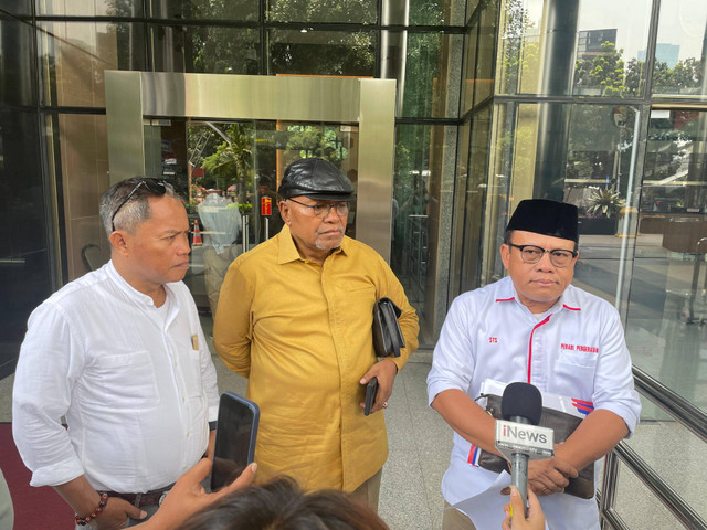 Ketua Indonesia Police Watch (IPW), Sugeng Teguh Santoso, usai menyampaikan aduan ke KPK terkait pemotongan honor penanganan perkara Hakim Agung, di Gedung Merah Putih KPK, Rabu (2/10/2024). Foto: Fadhil Pramudya/kumparan