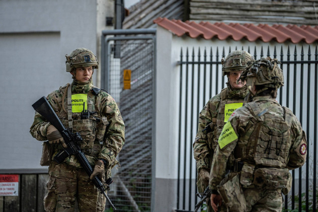 Petugas keamanan berdiri selama penyelidikan dua ledakan di dekat kedutaan Israel di Kopenhagen, Denmark, 2 Oktober 2024. Foto: Emil Nicolai Helms/Ritzau Scanpix/via REUTERS