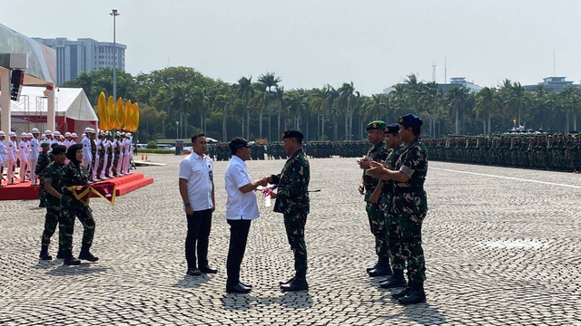 Prosesi penyerahan Alpahankam dari Kemenhan pada Panglima TNI di Silang Monas, Rabu (2/10). Foto: Abid Raihan/kumparan