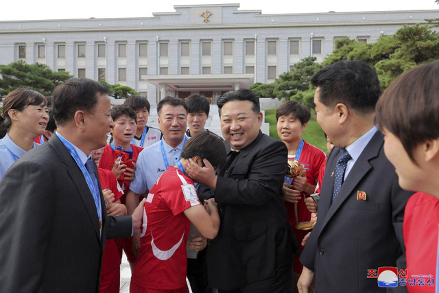 Kim Jong Un bertemu dengan tim sepak bola wanita Korea Utara U-20 yang memenangkan Piala Dunia sepak bola U-20 di Kolombia minggu lalu, di markas Partai Pekerja yang berkuasa di Pyongyang, Korea Utara, Senin (30/9/2024). Foto: KCNA via REUTERS 