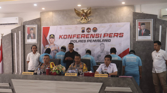 Jumpa pers kasus perampokan terhadap sopir dan kernet yang membawa muatan garmen senilai Rp 1,8 miliar di Polres Pemalang. Foto: Dok. Polres Pemalang