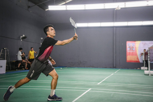 Ilustrasi Arah bola yang benar hasil pukulan servis forehand panjang pada permainan bulutangkis adalah, sumber gambar: unsplash/Irish83