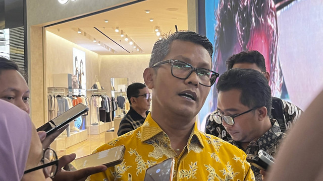 Juru bicara kemenperin Febri Hendri Antoni Arif usai acara Hari Batik Nasional 2024 Kemenperin di Kota Kasablanka, Rabu (2/10/2024). Foto: Widya Islamiati/kumparan