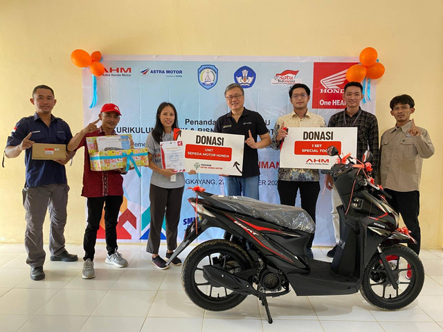 Penyerahan donasi dari Asmo Kalbar dalam kegiatan penandatanganan kerja sama kurikulum TBSM. Foto: Dok. Astra Motor Kalbar