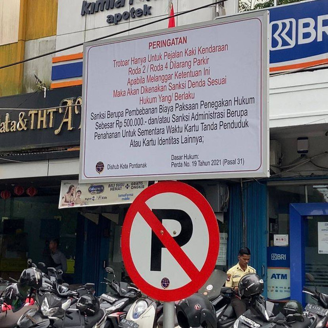 Dishub Pontianak memasang plang peringatan peringatan dilarang parkir di trotoar pejalan kaki. Foto: Ferla/Hi!Pontianak