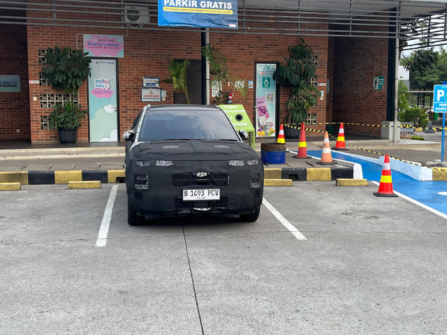 Spyshot mobil berkamuflase disinyalir sebagai Hyundai Creta facelift di rest area KM379 tol Batang-Semarang.  Foto: Aditya Pratama Niagara/kumparan