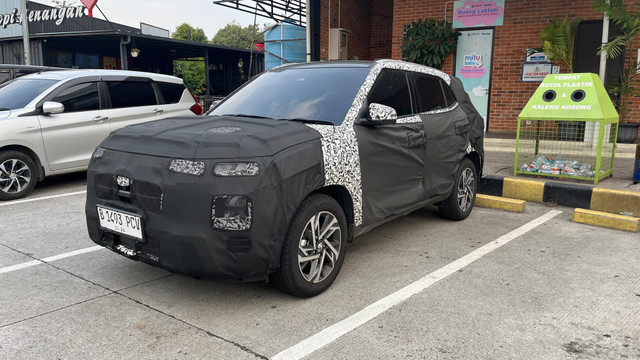 Spyshot mobil berkamuflase disinyalir sebagai Hyundai Creta facelift di rest area KM379 tol Batang-Semarang.  Foto: Aditya Pratama Niagara/kumparan