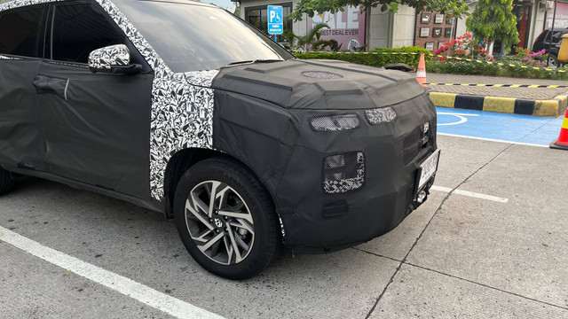 Spyshot mobil berkamuflase disinyalir sebagai Hyundai Creta facelift di rest area KM379 tol Batang-Semarang.  Foto: Aditya Pratama Niagara/kumparan