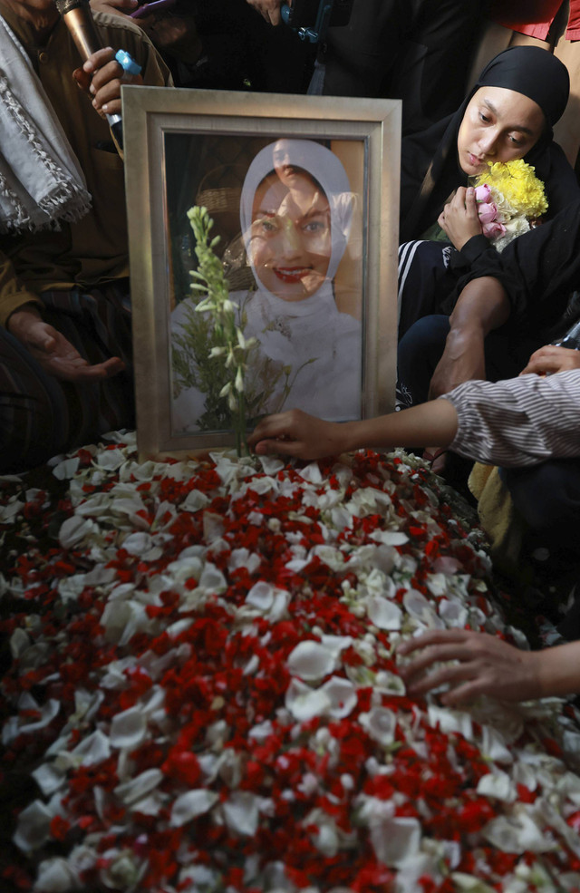 Musisi Ikang Fawzi beserta keluarga saat mengantarkan jenazah istrinya Marissa Haque di TPU Tanah Kusir, Jakarta, Rabu, (2/10/2024). Foto: Agus Apriyanto