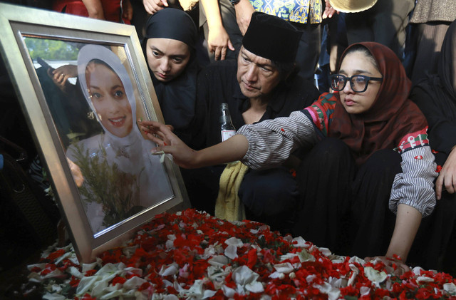 Musisi Ikang Fawzi beserta keluarga saat mengantarkan jenazah istrinya Marissa Haque di TPU Tanah Kusir, Jakarta, Rabu, (2/10/2024). Foto: Agus Apriyanto