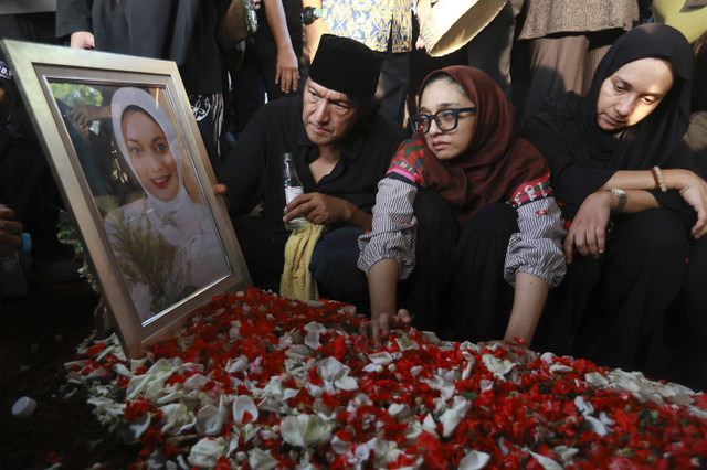 Musisi Ikang Fawzi beserta keluarga saat mengantarkan jenazah istrinya Marissa Haque di TPU Tanah Kusir, Jakarta, Rabu, (2/10/2024). Foto: Agus Apriyanto