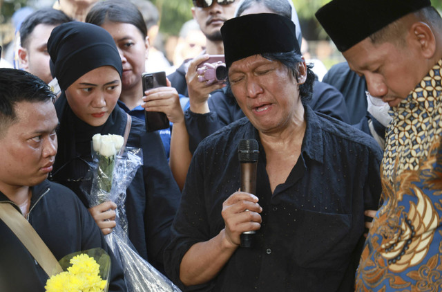 Musisi Ikang Fawzi beserta keluarga saat mengantarkan jenazah istrinya Marissa Haque di TPU Tanah Kusir, Jakarta, Rabu, (2/10/2024). Foto: Agus Apriyanto