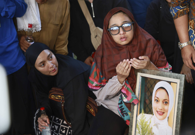 Musisi Ikang Fawzi beserta keluarga saat mengantarkan jenazah istrinya Marissa Haque di TPU Tanah Kusir, Jakarta, Rabu, (2/10/2024). Foto: Agus Apriyanto Foto: Agus Apriyanto