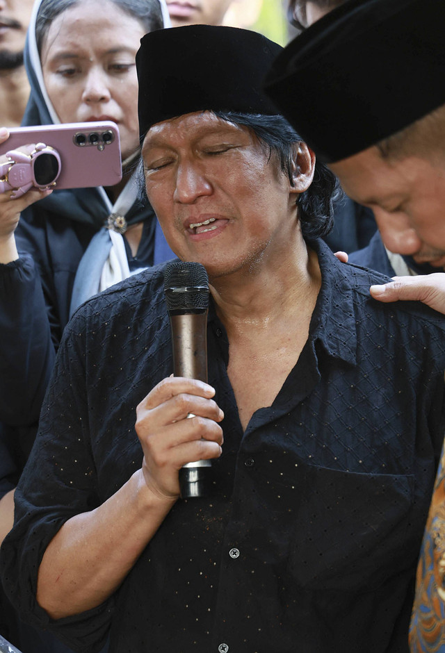 Musisi Ikang Fawzi beserta keluarga saat mengantarkan jenazah istrinya Marissa Haque di TPU Tanah Kusir, Jakarta, Rabu, (2/10/2024). Foto: Agus Apriyanto Foto: Agus Apriyanto