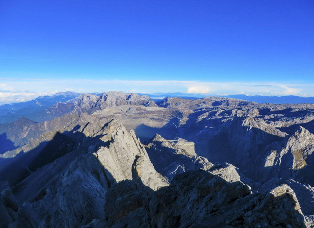 Puncak Jaya Gunung Cartenz Foto: Almazoff/Shutterstock