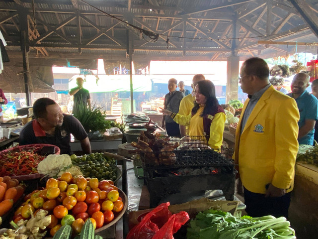 Cawagub Kalbar, Didi Haryono, saat berbincang dengan pedagang di Pasar Sayur Meliau. Foto: Yulia Ramadhiyanti/Hi!Pontianak