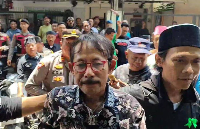 Panglima Tinggi Laskar Agung Macan Ali (LMA) Nuswantara, Prabu Diaz, saat berupaya mendinginkan suasana saat kericuhan terjadi. Foto: Istimewa