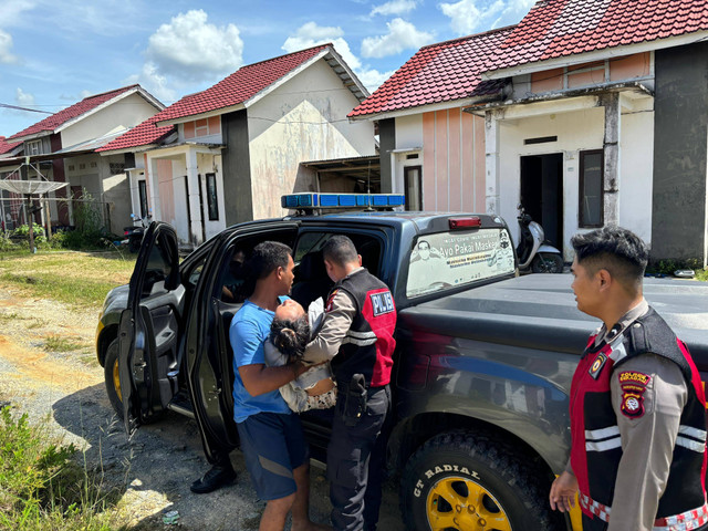 Anggota Polres Sekadau membantu membawa warga sakit saat sedang patroli. Foto: Dok. Polres Sekadau