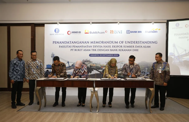 Penandatanganan Nota Kesepahaman (Memorandum of Understanding/MoU) Fasilitas Pemanfaatan Devisa Hasil Ekspor Sumber Daya Alam (DHE SDA) antara PT Bukit Asam Tbk (PTBA) dengan tiga bank Himpunan Bank Negara (Himbara), yaitu PT Bank Negara Indonesia (Persero) Tbk (Bank BNI), PT Bank Rakyat Indonesia (Persero) Tbk (Bank BRI) dan PT Bank Mandiri (Persero) Tbk (Bank Mandiri), Jakarta, Senin (1/10/2024) (ANTARA/HO-Bukit Asam)