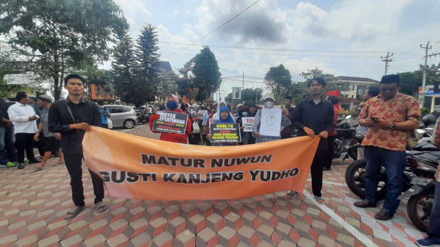 Ratusan warga datangi kantor pemerintah Kabupatem Sleman, Beran, Tridadi, Sleman, Daerah Istimewa Yogyakarta (DIY), Rabu (02/10/2024). Foto: Hadid H