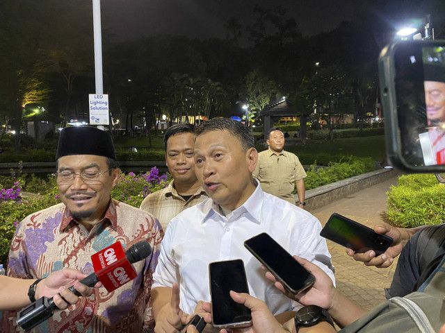 Pasangan cagub-cawagub Ridwan Kamil - Suswono bersama Politikus PKS Mardani Ali Sera di Taman Ayodya, Jakarta Selatan pada Rabu (2/10/2024). Foto: Abid Raihan/kumparan