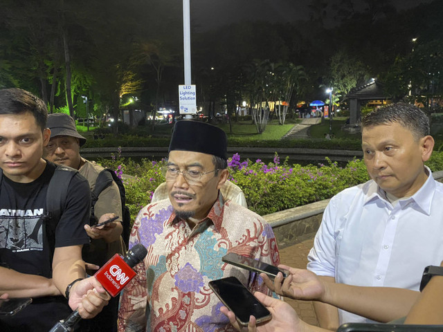 Pasangan cagub-cawagub Ridwan Kamil - Suswono bersama Politikus PKS Mardani Ali Sera di Taman Ayodya, Jakarta Selatan pada Rabu (2/10/2024). Foto: Abid Raihan/kumparan