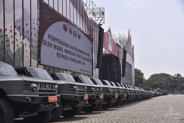Wakil Menteri Pertahanan Republik Indonesia (Wamenhan RI), M. Herindra menyerahkan alpalhankam produksi PT Pindad kepada Panglima TNI, Jenderal TNI Agus Subiyanto yang laksanakan di Monas, Rabu (2/10/2024). Foto: Dok. Istimewa