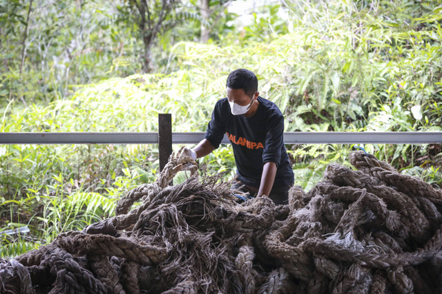 Pengolahan limbah tali tambang bekas kapal menjadi produk bernilai jual di Kalimantan Timur, Rabu (2/10/2024). Foto: Dok. Pertamina