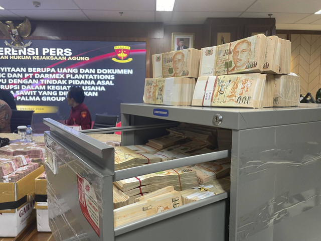 Penampakan uang sejumlah sekitar Rp 372 miliar yang disita Kejagung terkait kasus korupsi Duta Palma, yang dipamerkan saat konferensi pers di Kejagung, Rabu (2/10/2024). Foto: Fadhil Pramudya/kumparan