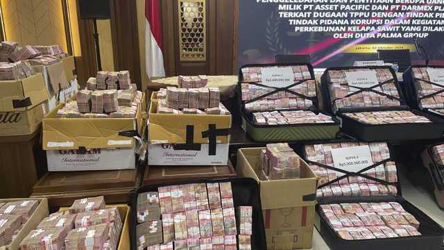 Penampakan uang sejumlah sekitar Rp 372 miliar yang disita Kejagung terkait kasus korupsi Duta Palma, yang dipamerkan saat konferensi pers di Kejagung, Rabu (2/10/2024). Foto: Fadhil Pramudya/kumparan